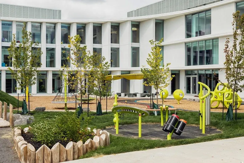 École À Pas de Géant / Giant Steps